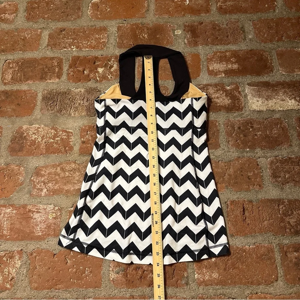 Lululemon Scoop Neck Tank in the "Arrow Chevron Polar Cream Black" pattern sz 6 - Picture 12 of 16